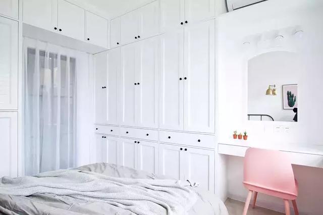 小户型卧室面积小也不怕，床和衣柜这样做非常省空间